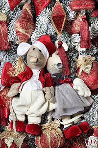 在新年树的背景下，鼠年的前夕，小装饰玩具老鼠喜庆地穿着红色衣服，特写镜头。