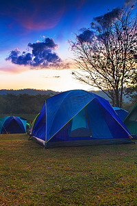 露营装备摄影照片_假日露营有微明背景在早晨日出