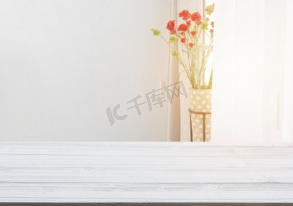 带花盆的白色木桌面在客厅背景 w