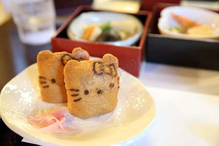 稻盛和夫摄影照片_日本寿司 Inari 寿司，油炸豆腐塞满煮沸