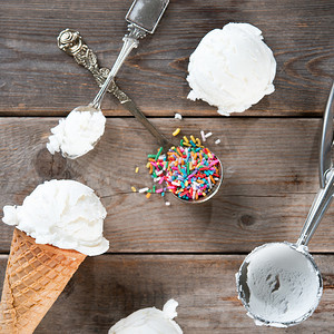 白色冰淇淋威化锥顶视图