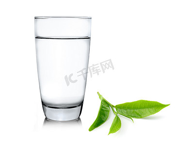 种茶摄影照片_白色背景中孤立的一杯水和茶叶