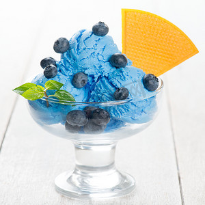 杯子里的蓝莓冰淇淋