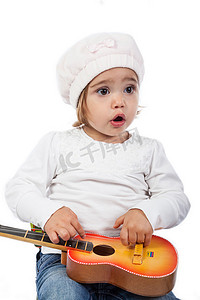 玩玩具的小女孩摄影照片_小女孩玩玩具吉他