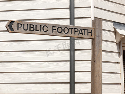 外面的木柱上写着公共人行道指示方式