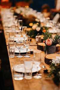 漂亮装饰摄影照片_带有装饰元素的婚礼宴会厅