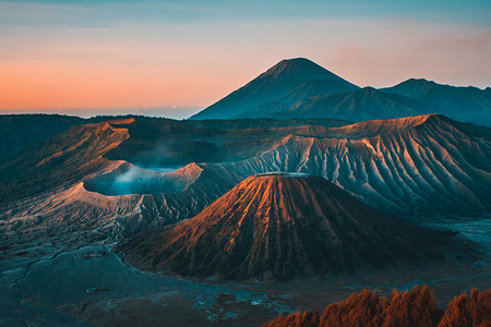 从观点看日出时的布罗莫火山 (Gunung Bromo)