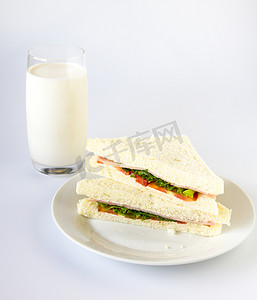 三明治和牛奶玻璃。