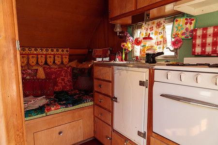小型复古大篷车露营车用作公路旅行的小房子