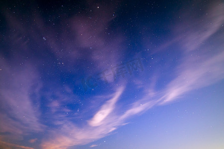 没有蒙太奇的自然星空和运动模糊云背景