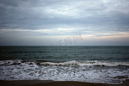 下雨的海滩和热带海