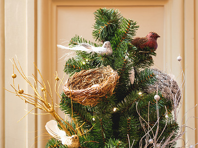 闪闪发光的人造鸟和雀巢，圣诞树的装饰。