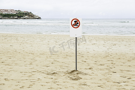 游泳图标摄影照片_禁止在海滩游泳的信号