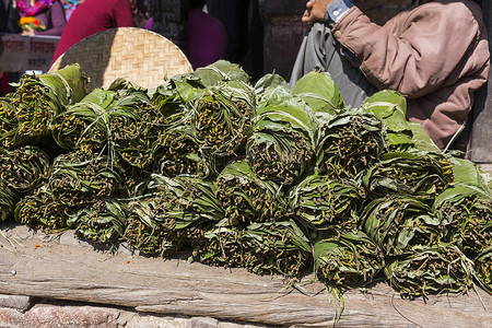 买水果摄影照片_尼泊尔妇女在加德满都市场卖水果和蔬菜，