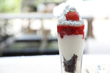 玻璃杯草莓冻糕酸奶水果
