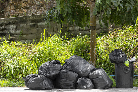 街上放着垃圾的大而多的塑料垃圾袋