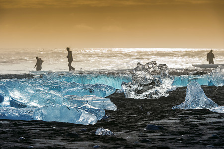 冰岛戴蒙德海滩 Jokulsarlon 冰川泻湖附近黑沙滩上的冰。