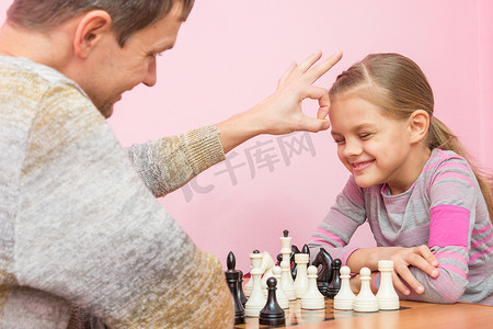 爸爸打赌赢了女儿一盘棋，打了她的头