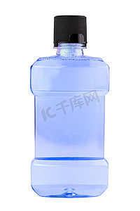 蓝色水花摄影照片_白色背景中突显的一瓶粉红色漱口水塑料瓶