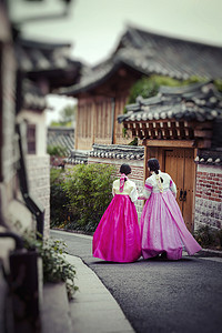 首尔-韩国-2016 年 10 月 21 日： 一对夫妇的女人徘徊 t