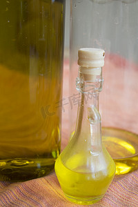 加橄榄油的玻璃油瓶