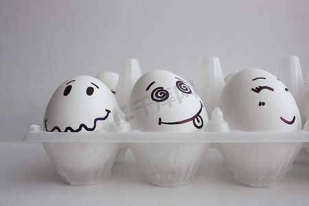 复活节彩蛋对欢喜的面孔概念感到满意