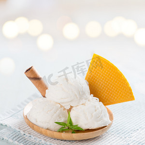 白色冰淇淋威化盘