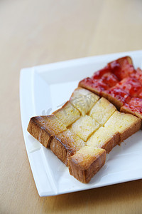 烤面包配草莓果酱和牛奶