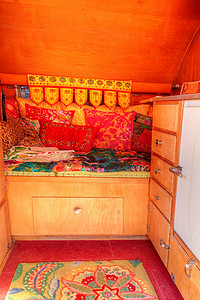小型复古大篷车露营车用作公路旅行的小房子