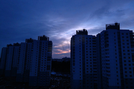 在高楼背景下的城市日落。