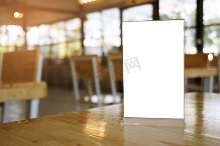 酒吧餐厅咖啡厅木桌上的模拟菜单框架