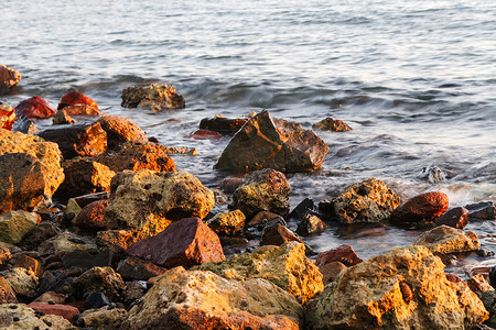 海和岩石的长时间曝光，海面上的日落，长时间的曝光