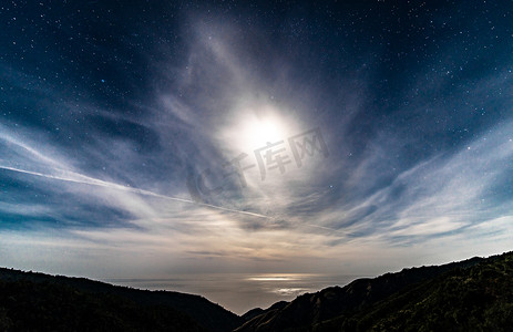 云层星空摄影照片_月光下的加利福尼亚星空在海洋上空，满月在云层后
