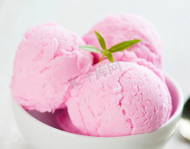 粉色冰淇淋碗特写