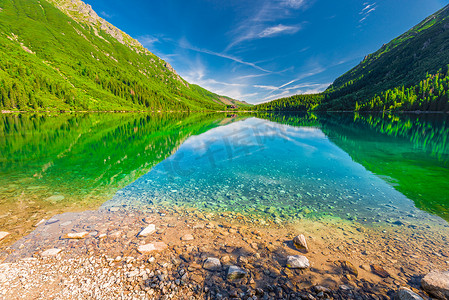 云纹摄影照片_塔特拉山的天然湖泊 Morskie Oko，水质清澈