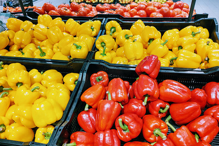 在超市或市场，食物背景中看到一个装有蔬菜的货架。