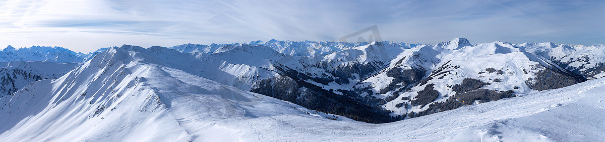 滑雪板摄影照片_雪山全景，阿尔卑斯山，欧洲