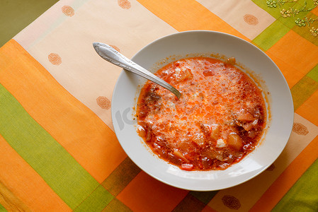 白盘中的乌克兰罗宋汤