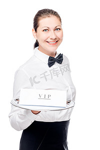vip标贴摄影照片_在工作室隔离的托盘上贴着 VIP 标志的女服务员