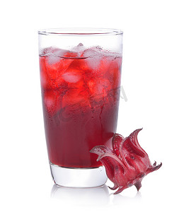 红色果汁摄影照片_白色背景上加冰的玻璃杯中的玫瑰茄花汁
