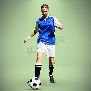女子足球运动员带球前进的合成图像