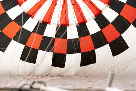 红色图案气球摄影照片_准备起飞的热气球