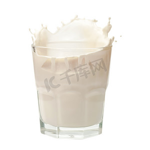 从白色背景中分离出来的玻璃杯中溅出的牛奶