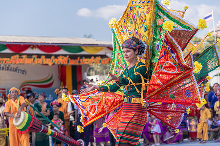 掸族或泰亚族（居住在缅甸和泰国部分地区）的美女在掸族新年庆祝活动中穿着部落服饰。