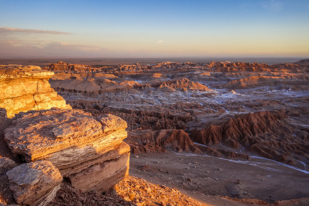 智利圣佩德罗德阿塔卡马日落时分的 Valle de la Luna