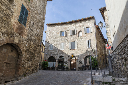 双子座花纹摄影照片_2020年6月13日，意大利圣双子座：城墙内的圣双子座古酒馆