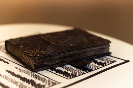 手工制作的魔法笔记本，封面上有塔符号。