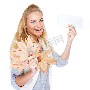 立秋广告摄影照片_有干燥枫叶的快乐的女孩