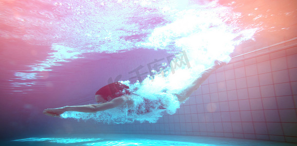 游泳运动员在水下对着镜头微笑
