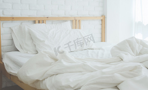 椰棕床垫摄影照片_卧室和白色床垫